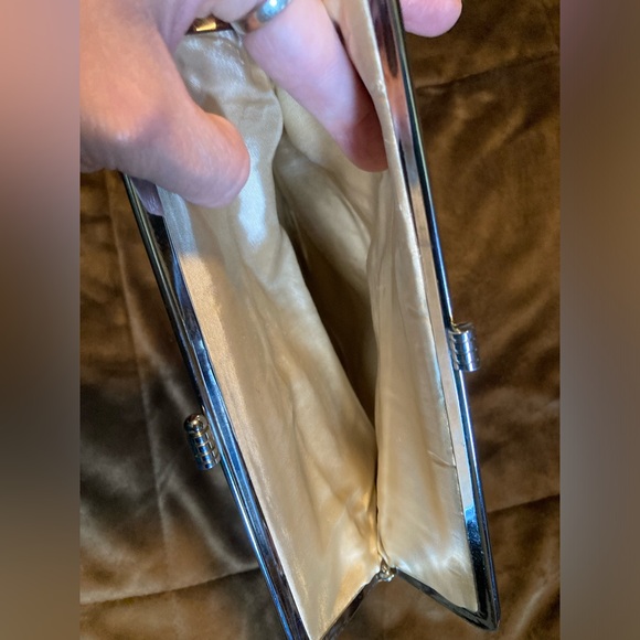 Gorgeous vintage looking beaded and sequined clutch. Pretty iridescent looking - Picture 6 of 11